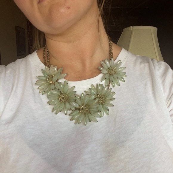 Francesca’s Collections Flower Necklace - Picture 2 of 4